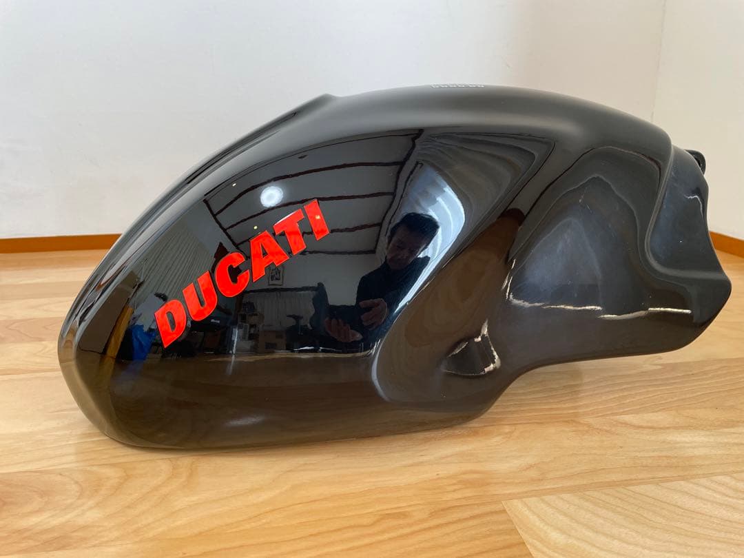 美品 ドゥカティモンスター S2R.S4R用タンク 樹脂製