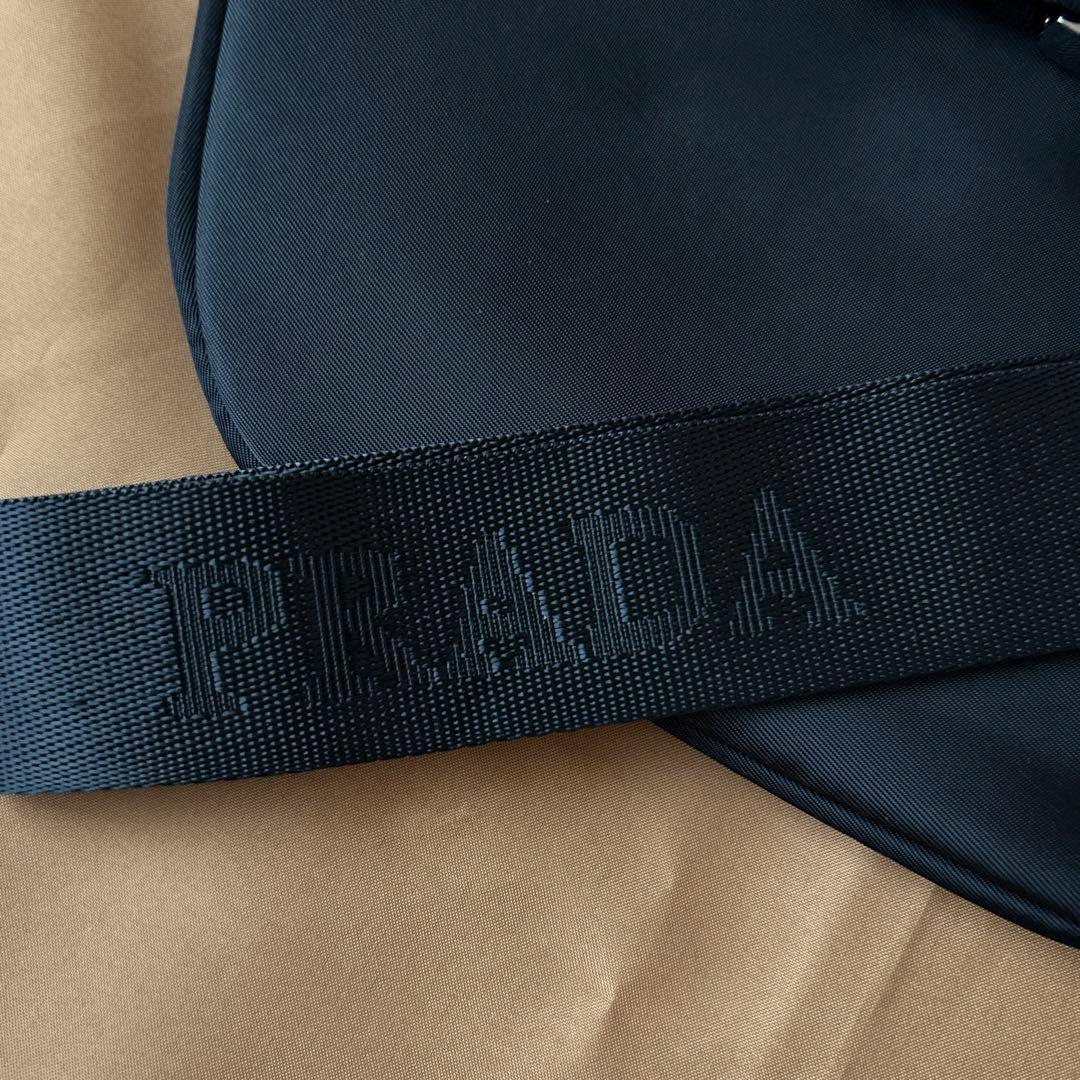 PRADA ノベルティ　希少なボディバッグ