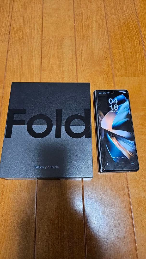 Galaxy Fold4 au版 箱とカバー付き