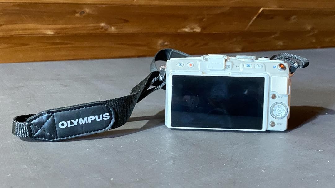 OLYMPUS ミラーレス一眼カメラ ホワイト E-PL6