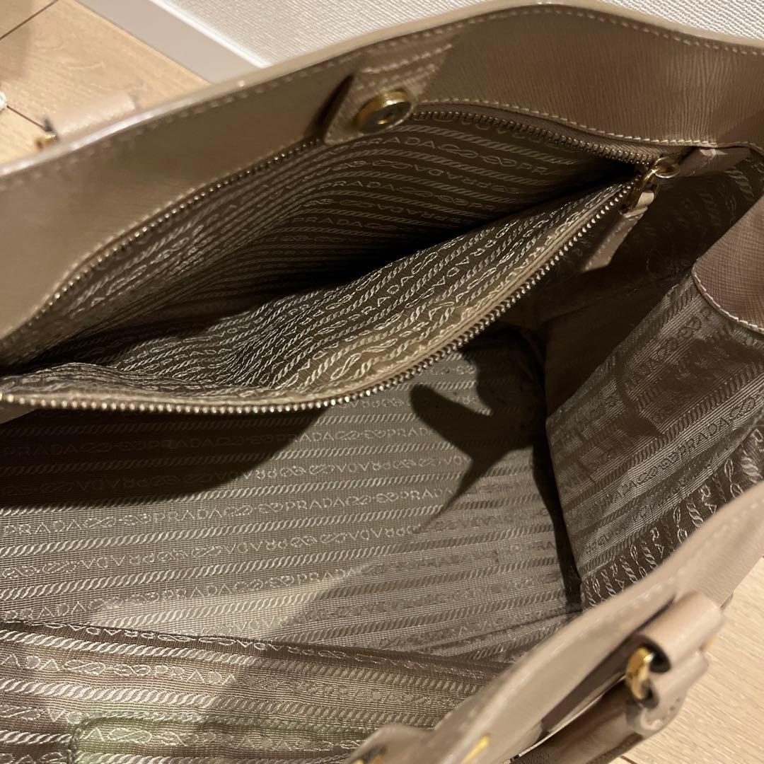 プラダ　サフィアーノ　ベージュ レザー ビジネスバッグ