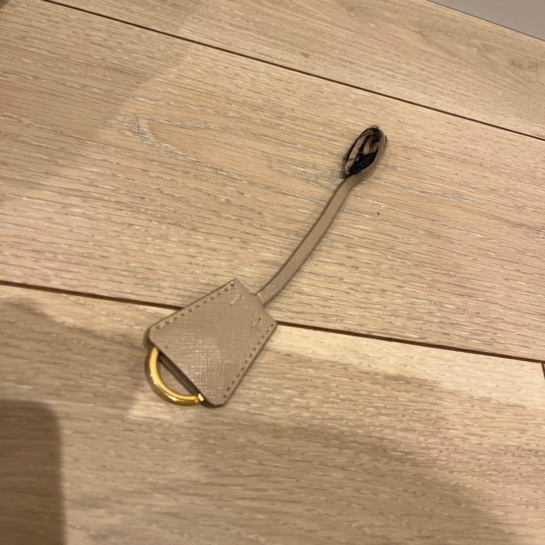 プラダ　サフィアーノ　ベージュ レザー ビジネスバッグ