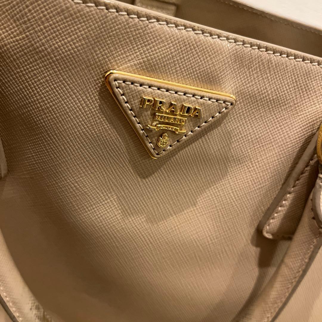 プラダ　サフィアーノ　ベージュ レザー ビジネスバッグ