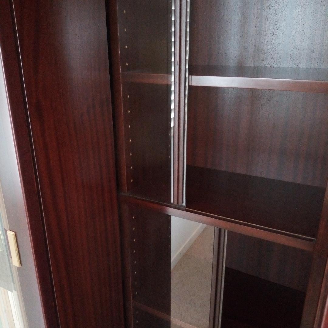 スライド式本棚　収納力にすぐれ、ガラス扉付き