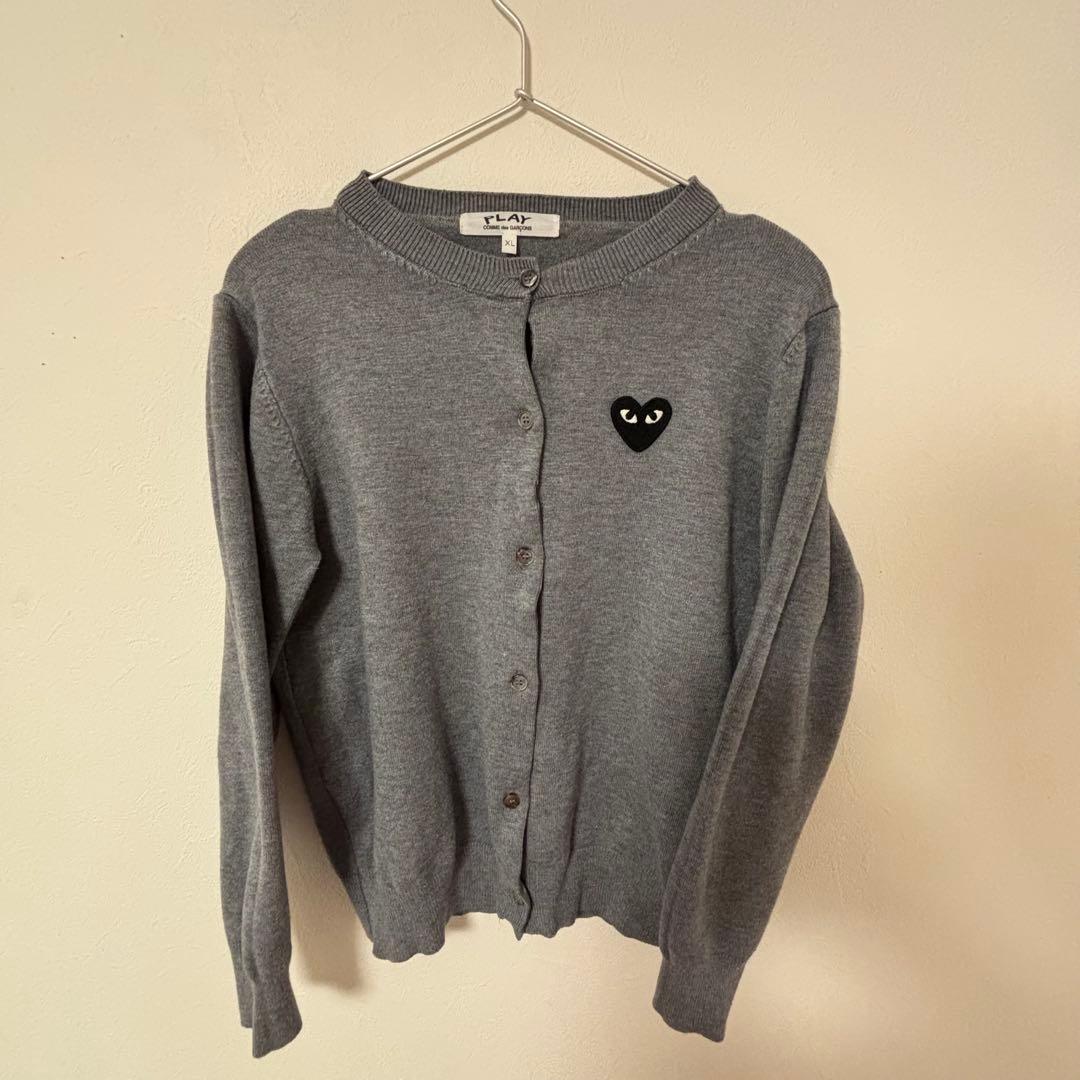 グレーのハート刺繍ニットカーディガン