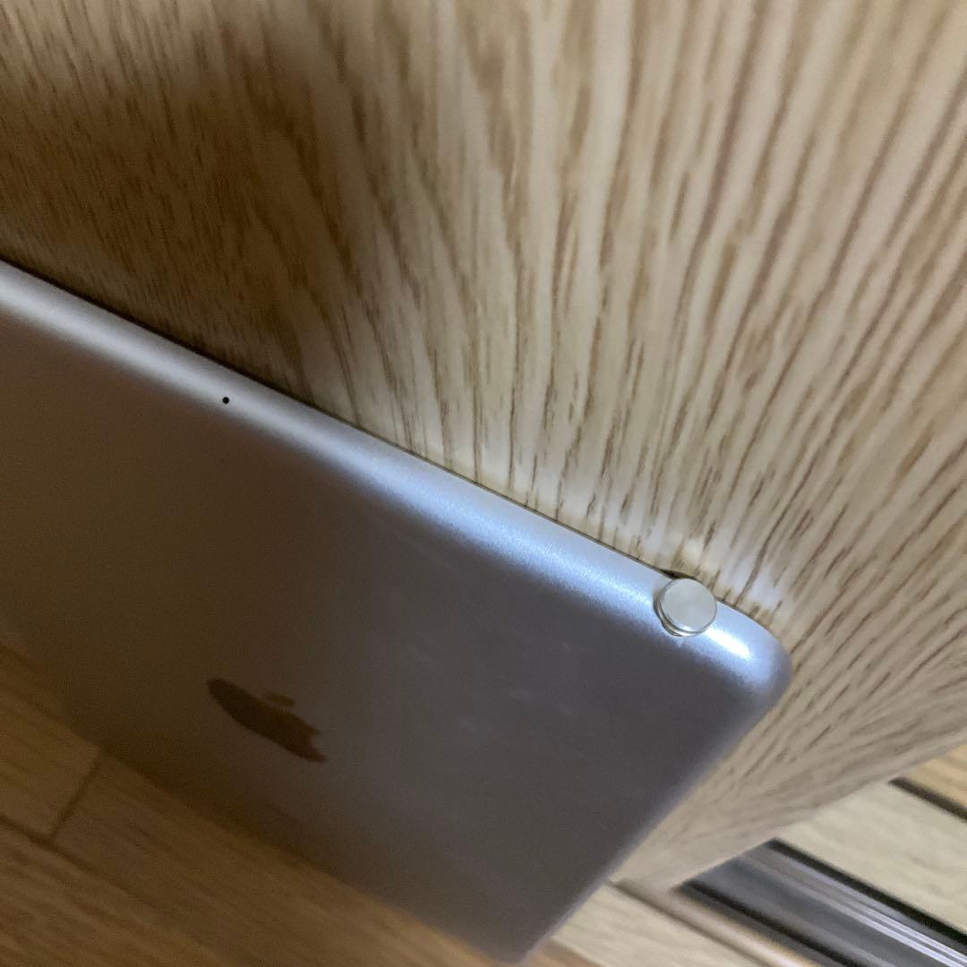 iPad mini 5 Wi‑Fiモデル 256GB シルバー　※電源ボタン陥没