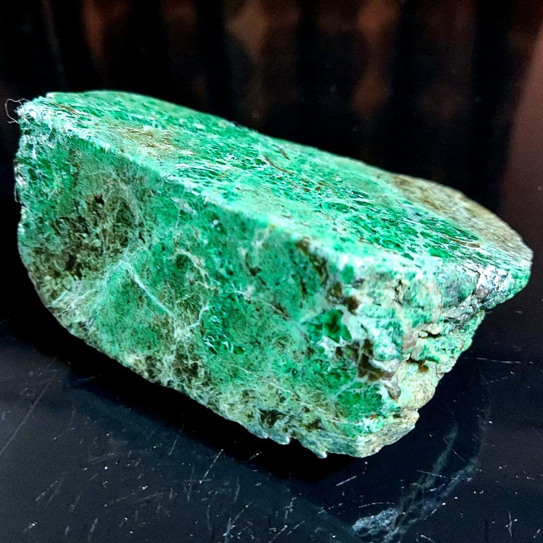 激レア 産出量少ない大きなヒスイ輝石コスモクロア モーシッシ 原石2面磨き508