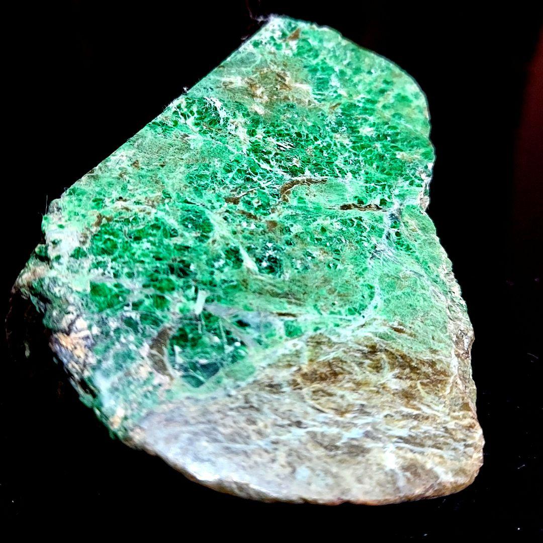 激レア 産出量少ない大きなヒスイ輝石コスモクロア モーシッシ 原石2面磨き508