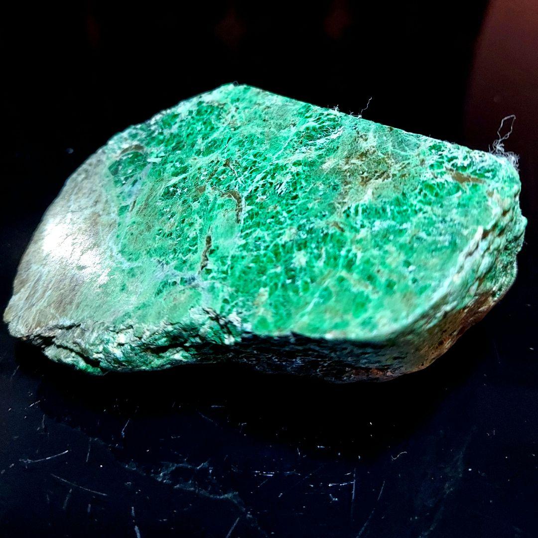 激レア 産出量少ない大きなヒスイ輝石コスモクロア モーシッシ 原石2面磨き508