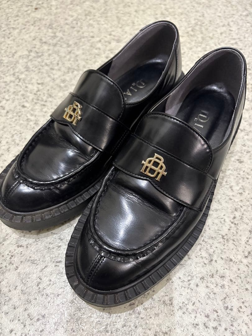 DIANA ブラックレザー ローファー