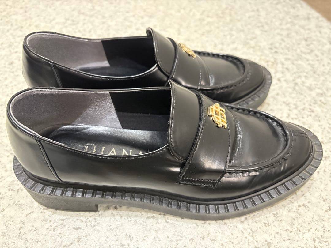 DIANA ブラックレザー ローファー