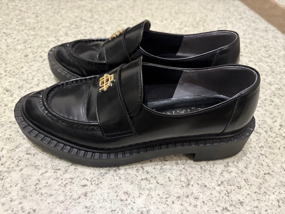 DIANA ブラックレザー ローファー