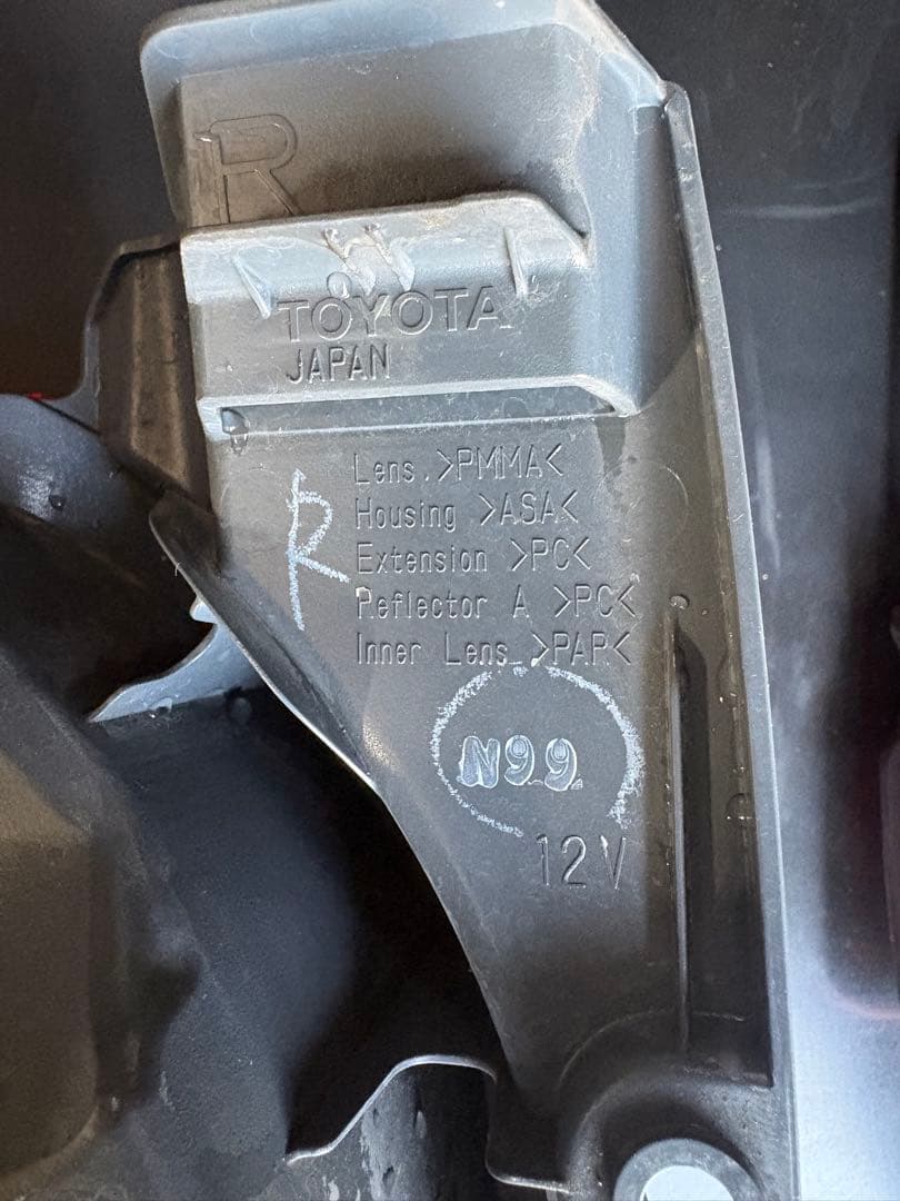 ハイエース純正テールランプ