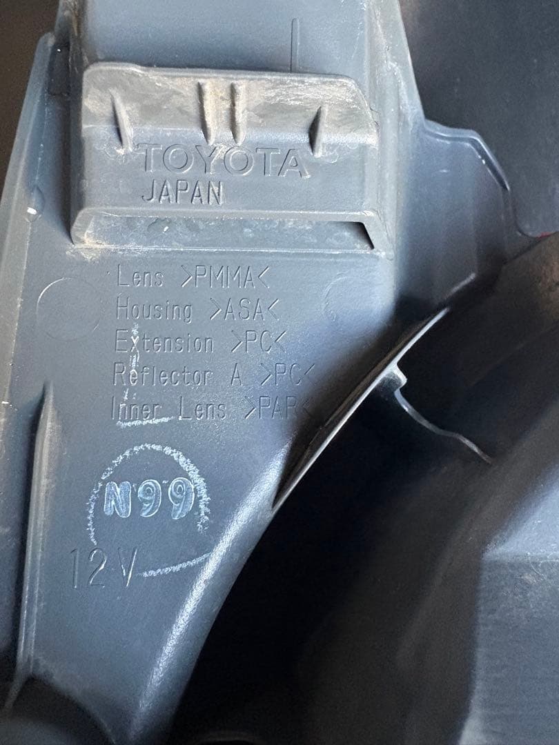 ハイエース純正テールランプ