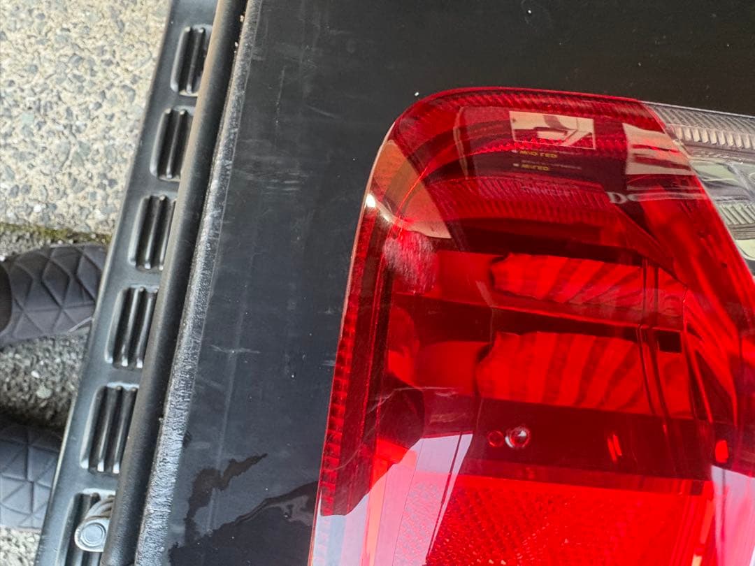 ハイエース純正テールランプ