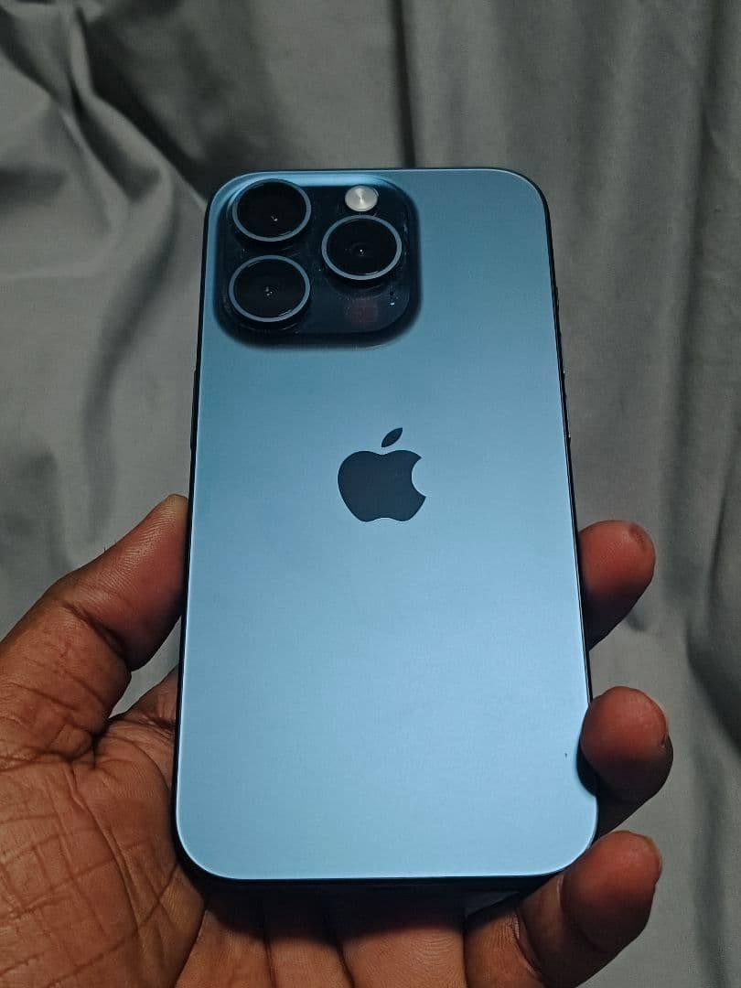 Apple iPhone 15 Pro タイタニャムブルー