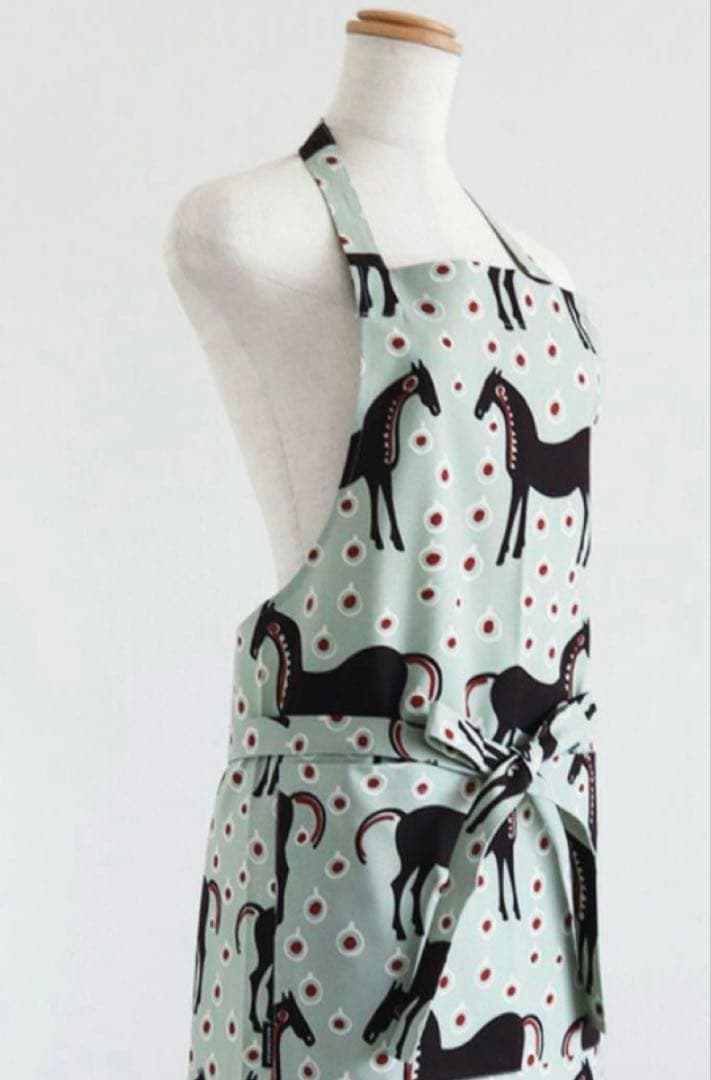 ▶︎新品未使用　マリメッコ　marimekko エプロン　ムスタタンマ◀︎
