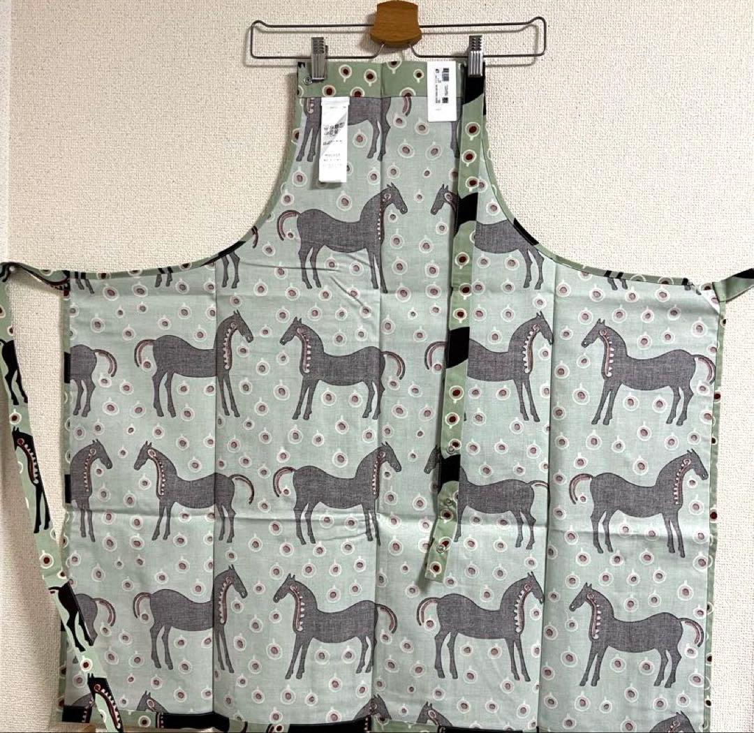 ▶︎新品未使用　マリメッコ　marimekko エプロン　ムスタタンマ◀︎