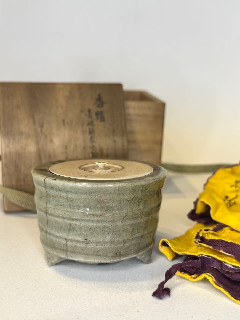 最終価格！青磁筋　三足香炉　共箱　古共布付　時代物　古美術　骨董品