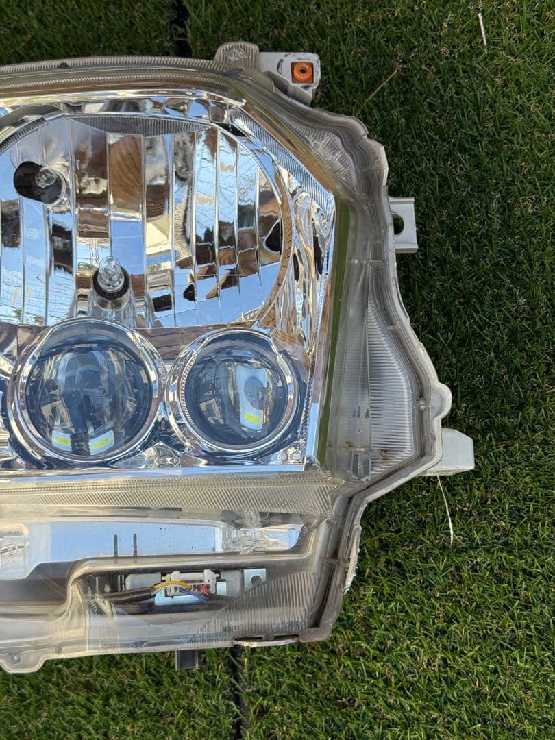 あ*★様 トヨタ 200系ハイエース純正LEDヘッドライト（右）