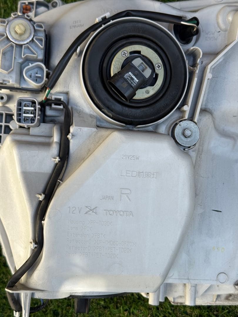 あ*★様 トヨタ 200系ハイエース純正LEDヘッドライト（右）