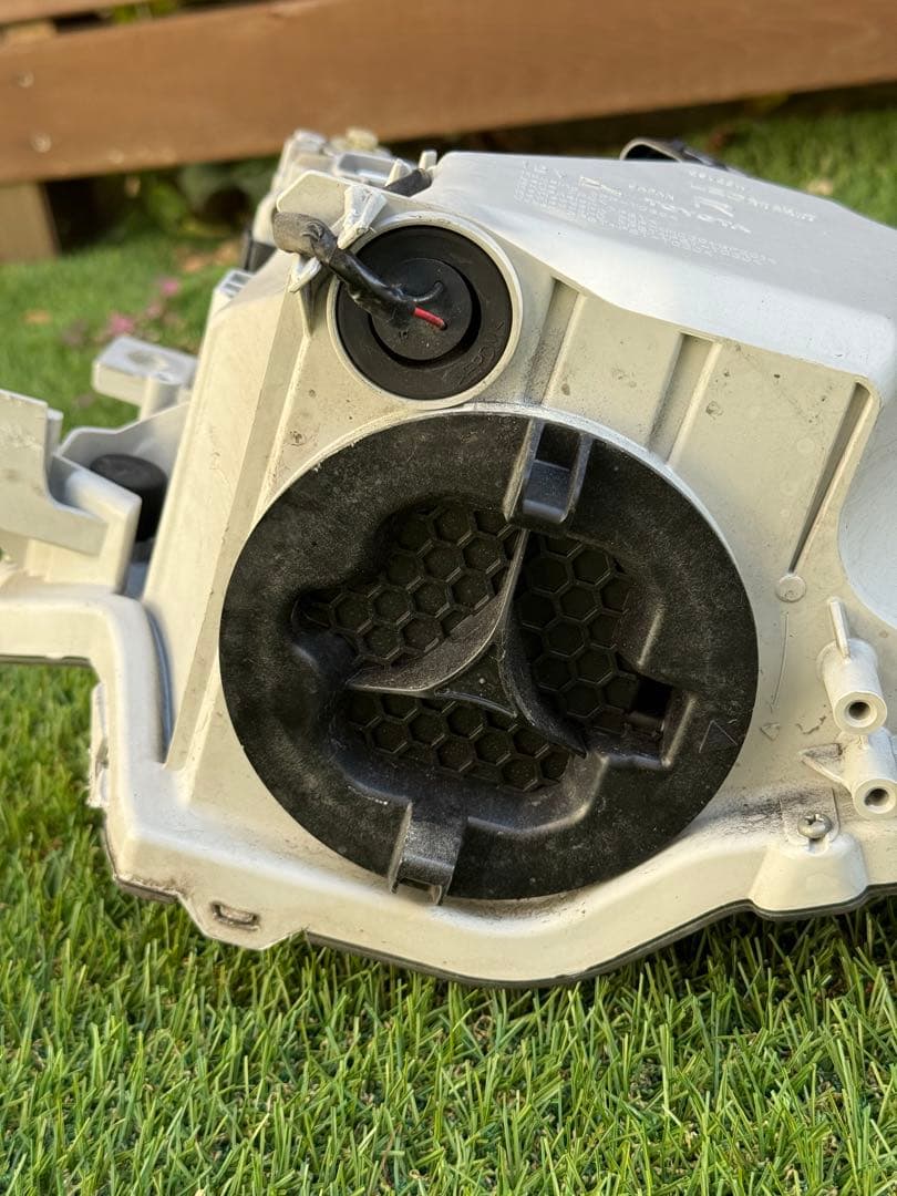 あ*★様 トヨタ 200系ハイエース純正LEDヘッドライト（右）