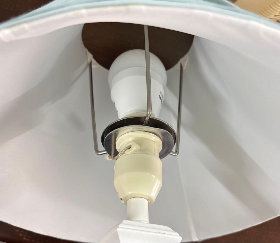 ローラアシュレイのプリーツシェード付きテーブルランプ