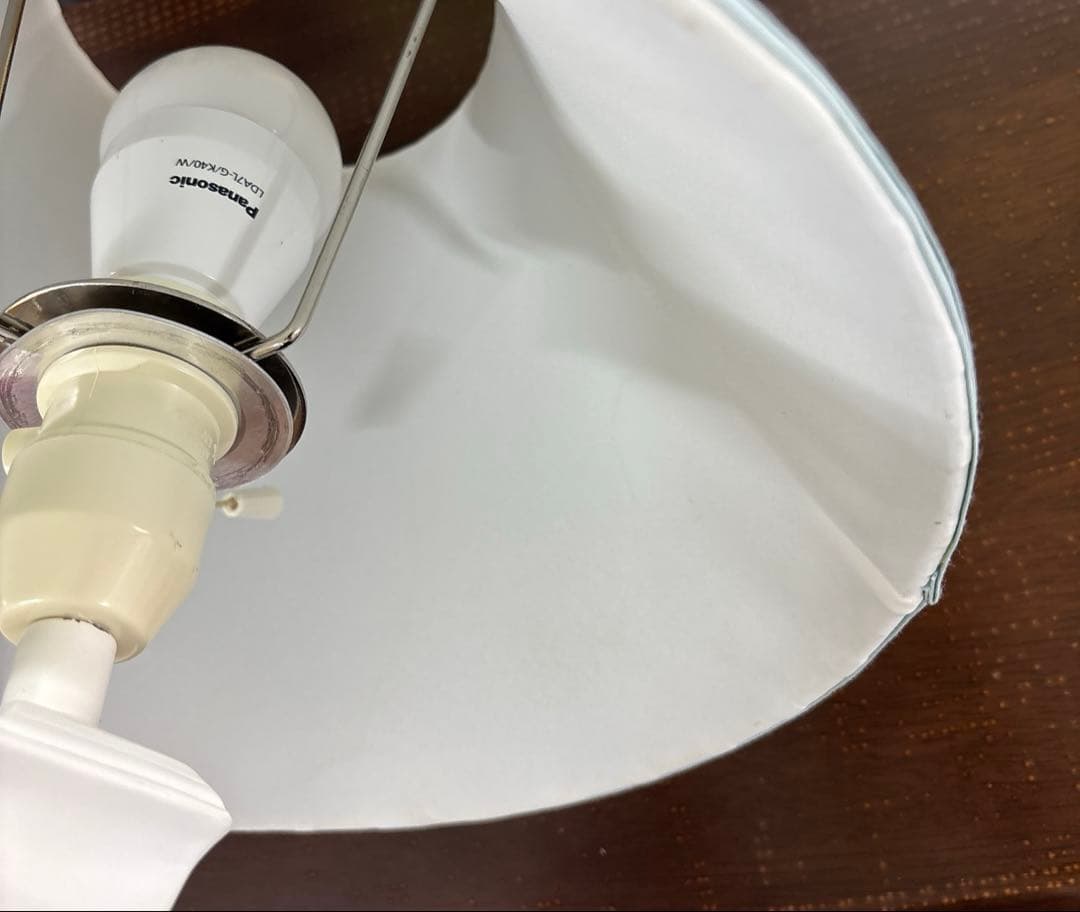 ローラアシュレイのプリーツシェード付きテーブルランプ