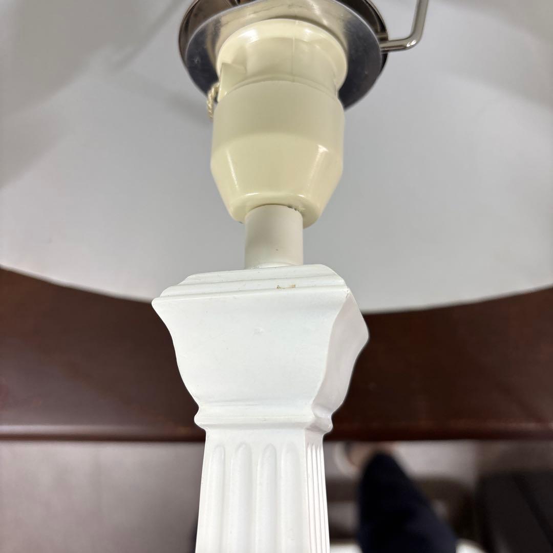 ローラアシュレイのプリーツシェード付きテーブルランプ