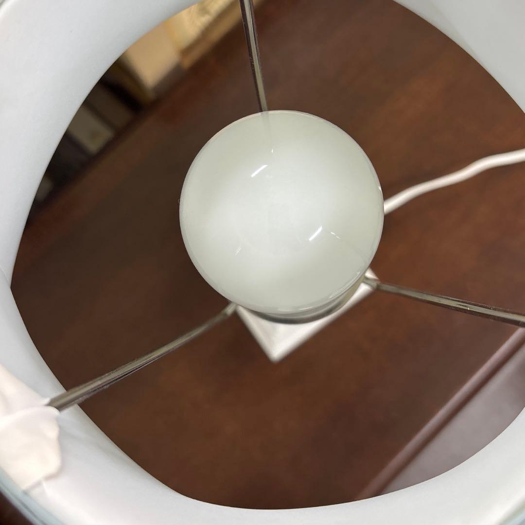 ローラアシュレイのプリーツシェード付きテーブルランプ