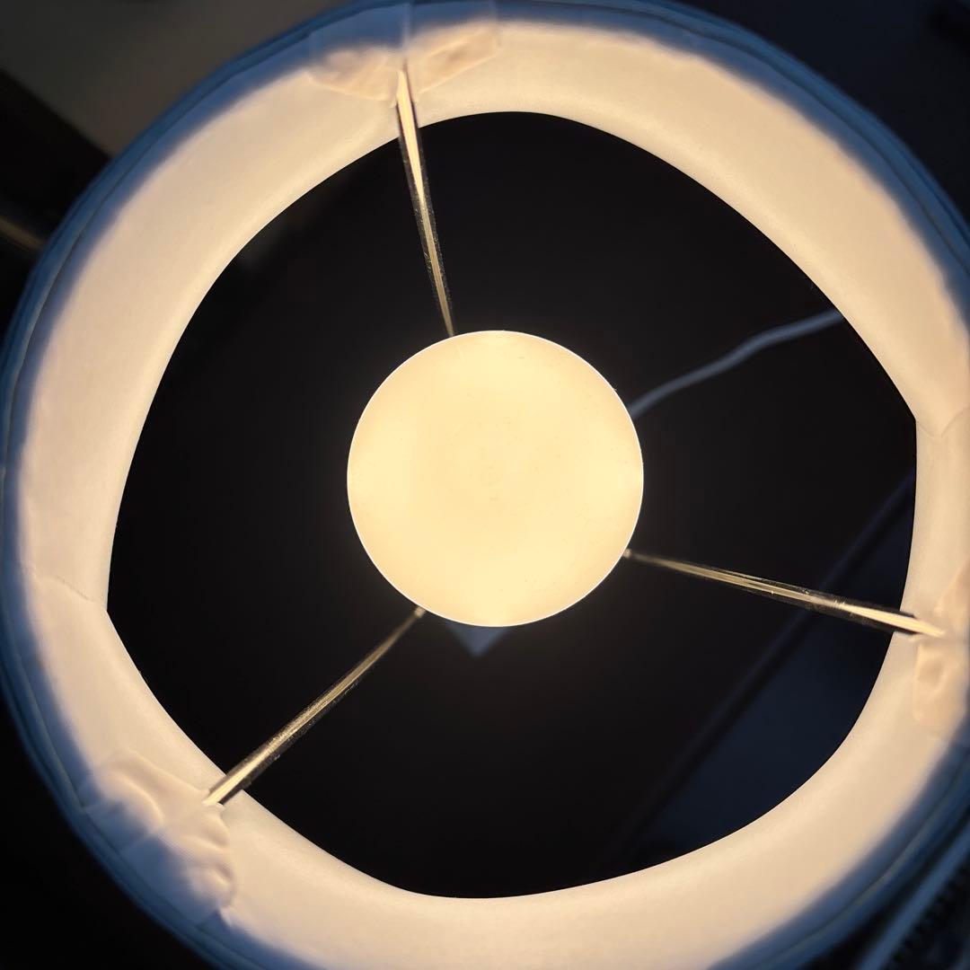 ローラアシュレイのプリーツシェード付きテーブルランプ