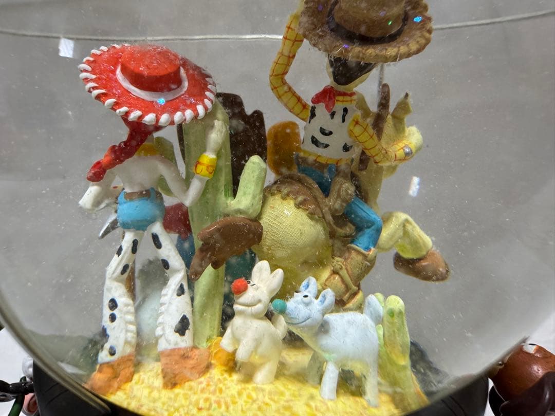 トイストーリー2 赤ランタン ライトアップ オルゴール付き スノーグローブ