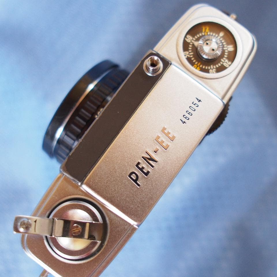 ドレスアップ PEN-EE S \"イタリアンレザー\" 整備済 ハーフカメラ