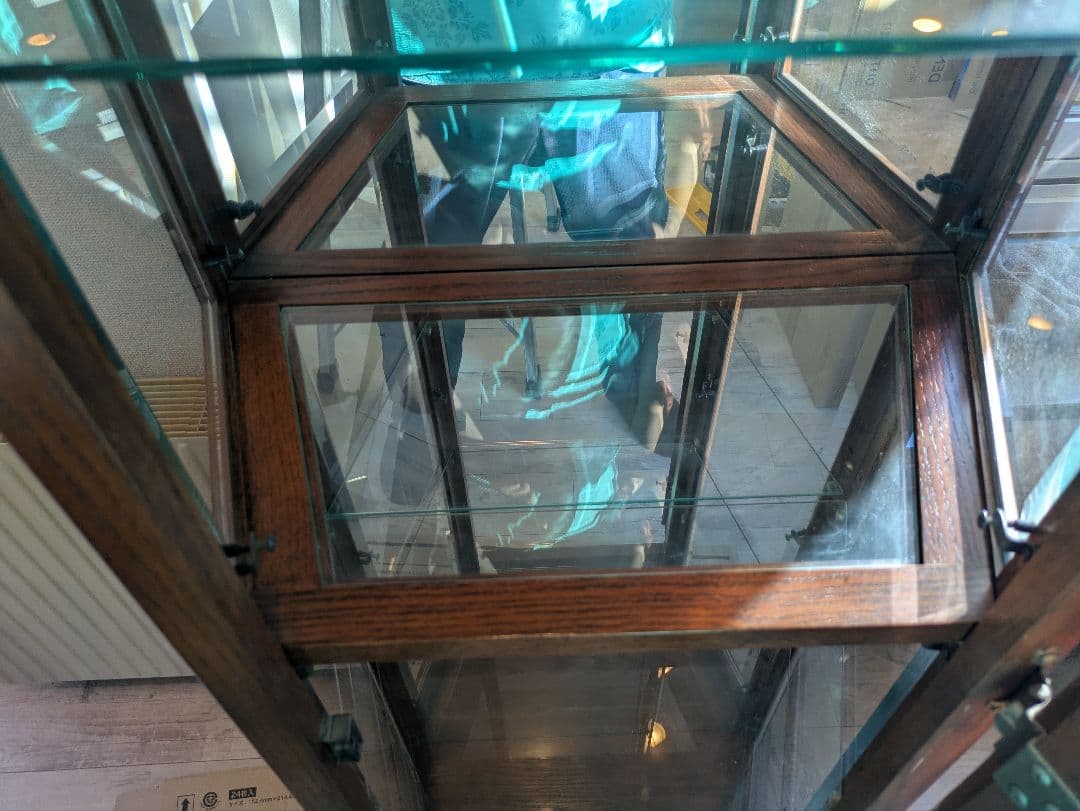 木製ガラスキャビネット イタリアンアンティーク調 飾り棚 輸入家具