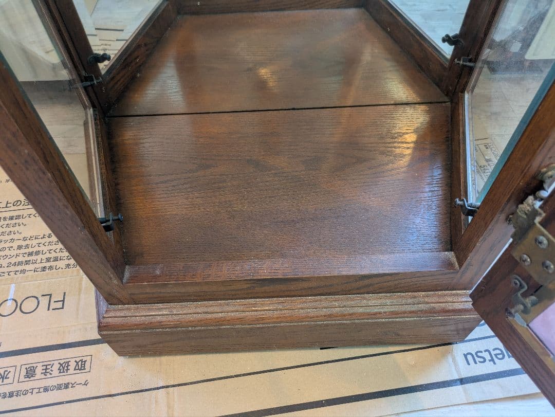 木製ガラスキャビネット イタリアンアンティーク調 飾り棚 輸入家具