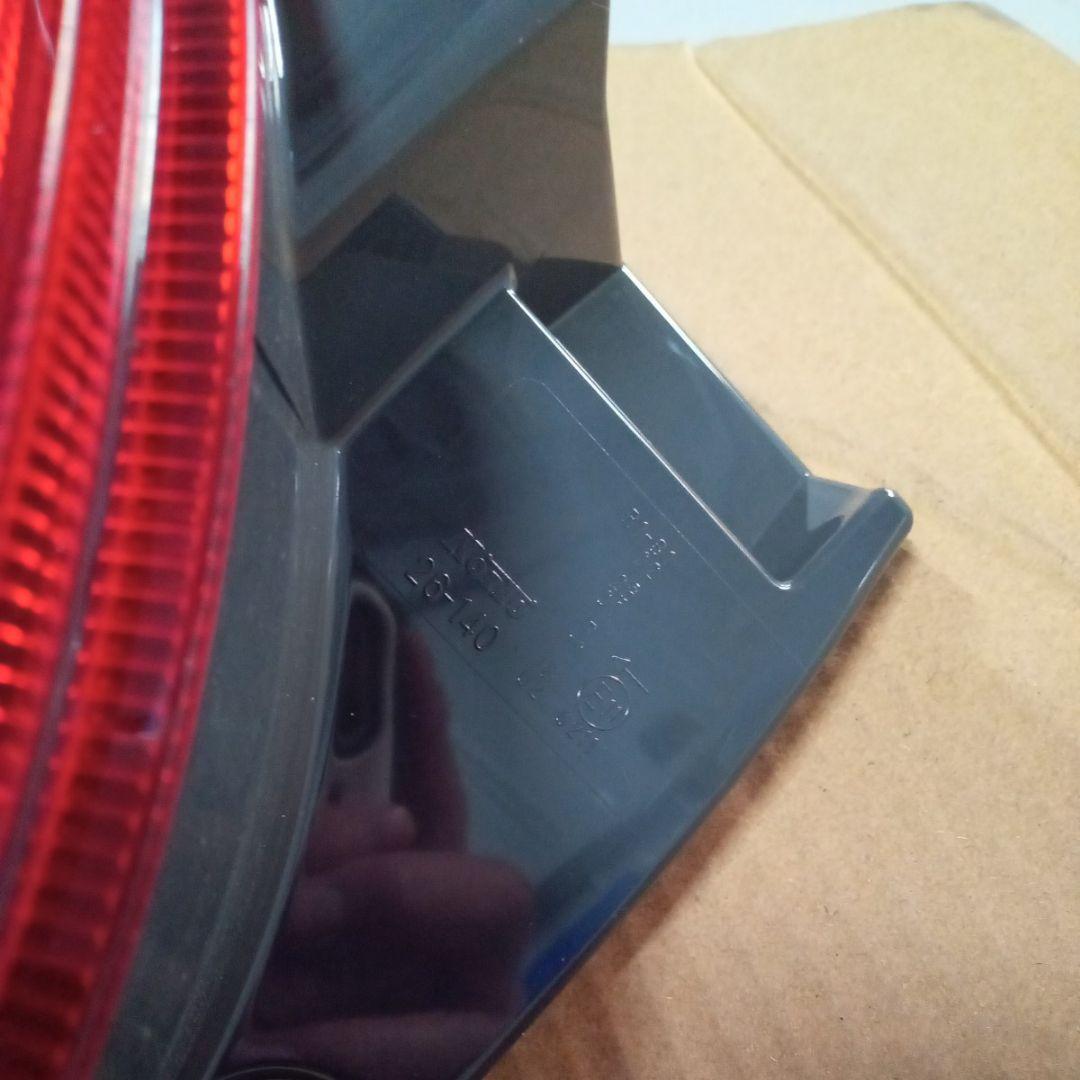 【新車外し】【送料無料】トヨタ 200系ハイエース純正後期テールランプ　左側　①