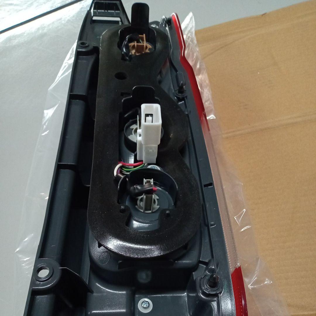 【新車外し】【送料無料】トヨタ 200系ハイエース純正後期テールランプ　左側　①