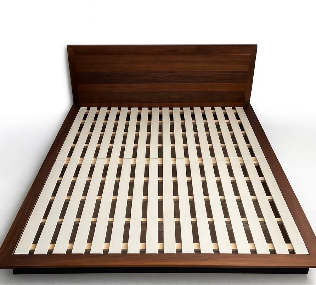 【ロキシー】ニトリ　ベッドフレーム　クイーン(コンセント2つ付き)