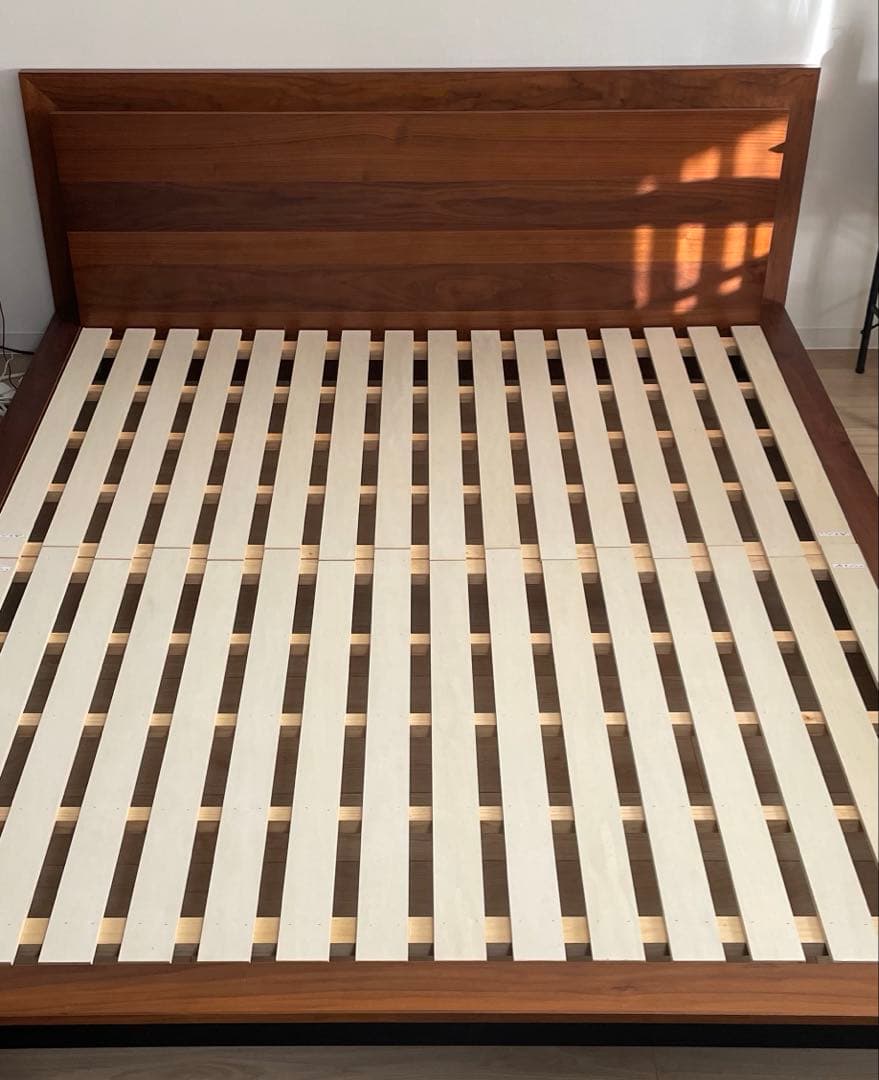 【ロキシー】ニトリ　ベッドフレーム　クイーン(コンセント2つ付き)