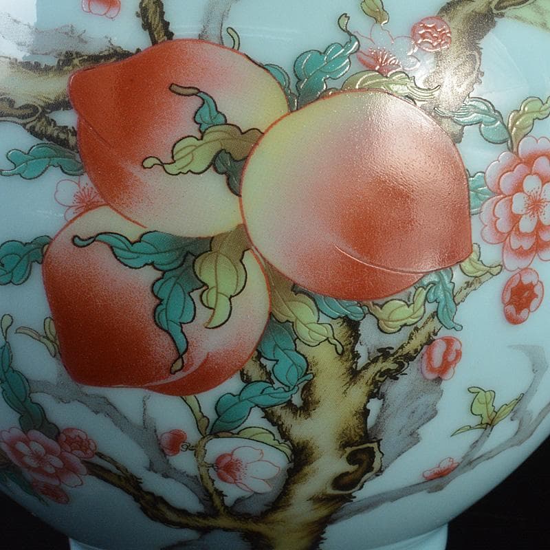 中国　大清乾隆年製　青磁釉　粉彩　鳥桃文　天球瓶　飾壷　V　5939C