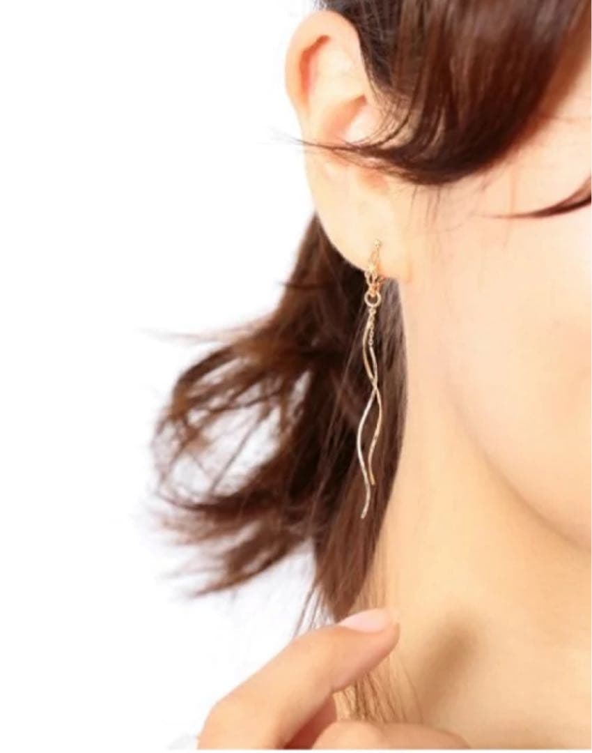 agete 波状デザインのゴールドシルバーチャーム