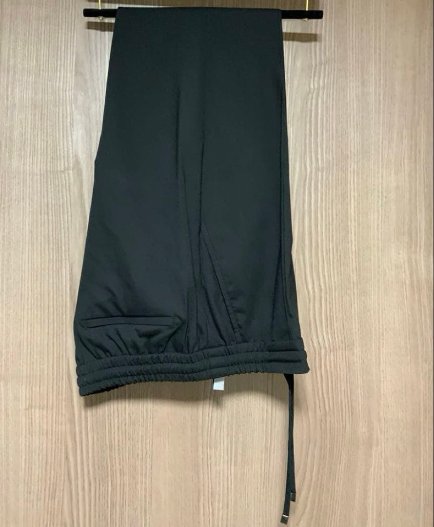 【干場別注モデル】H DUE 永久クリース ストレッチウールパンツ ブラック