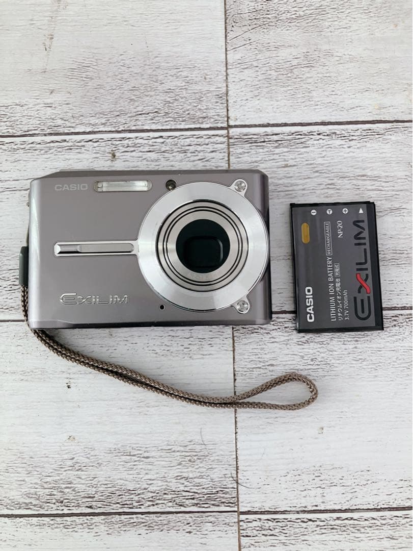 CASIO EXILIM コンパクトデジタルカメラ 本体とバッテリー