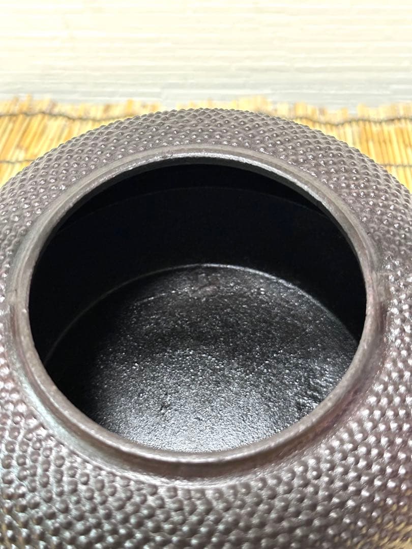 未使用、付属品付　岩手県奥州 佐秋鋳造所佐藤守巨造 真作保証　南部鉄瓶 南部鉄器