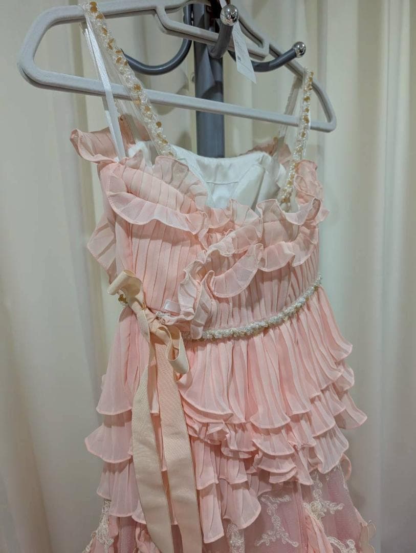 エレガントなピンクのフリルロングドレス　コンサート　ライブ　衣装　カラードレス