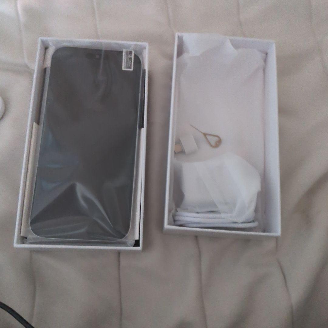 未使用 ホワイトスマートフォン 3カメラ