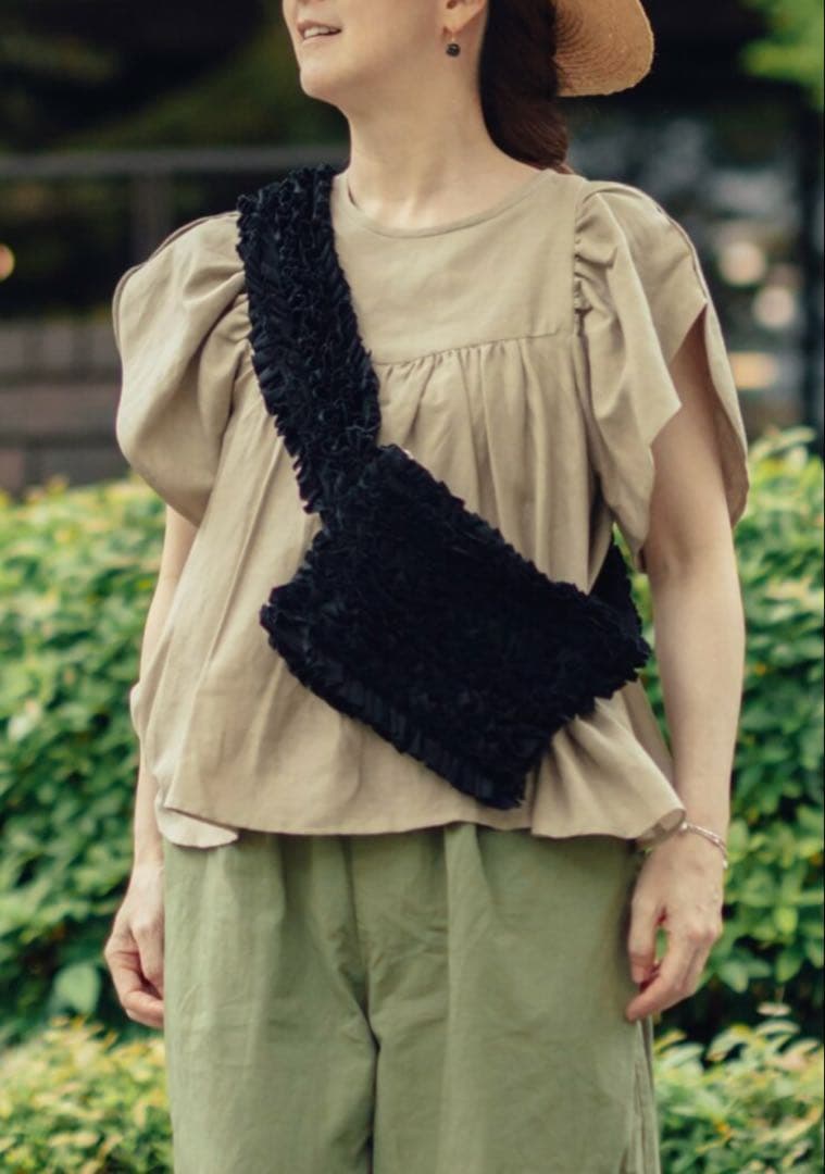 未使用R&D.M.CO- Ecru et pousse フリルボディバッグ(黒)