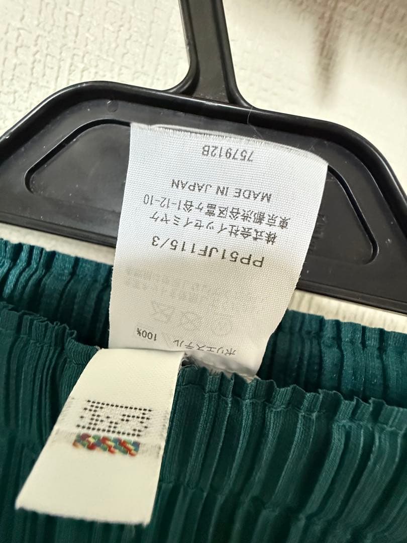 2025年　プリーツプリーズ パンツ