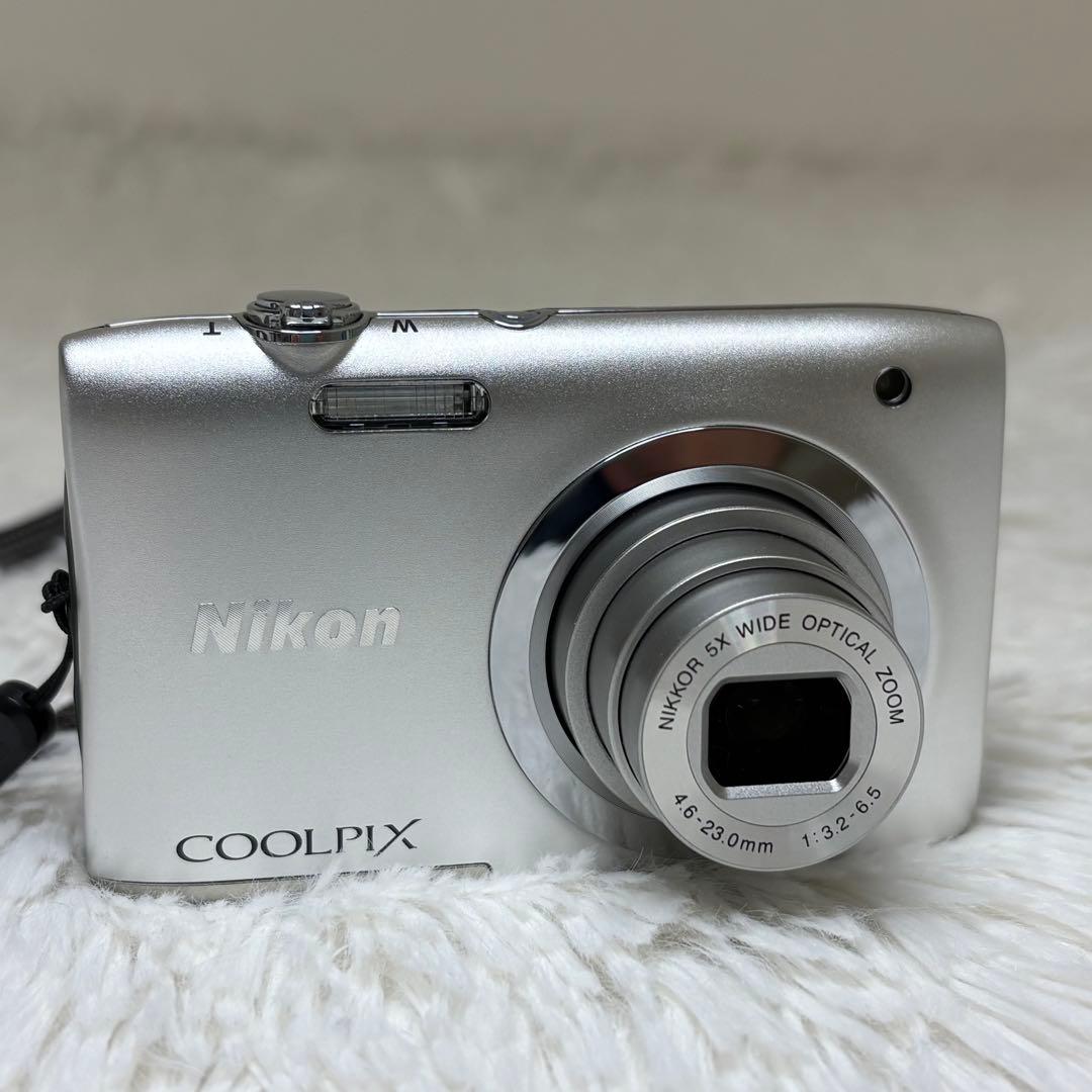美品　Nikon カメラ　COOLPIX A100 充電器　シルバー　コンデジ