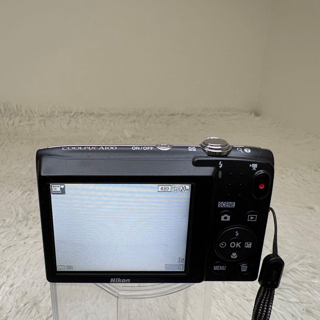 美品　Nikon カメラ　COOLPIX A100 充電器　シルバー　コンデジ